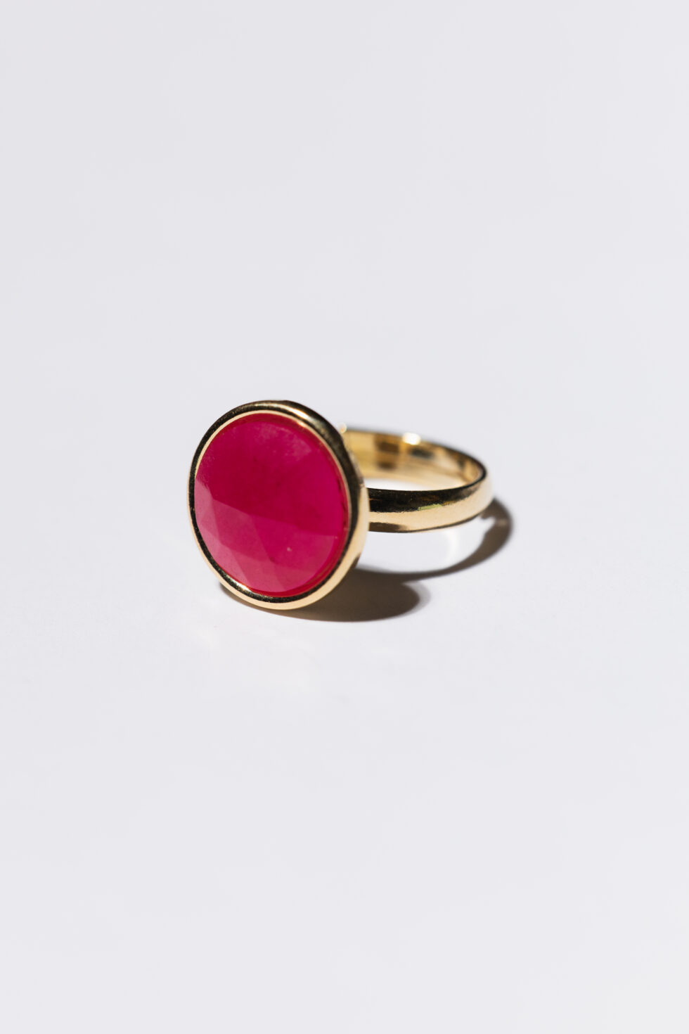 SOUL ICONS RING WITH RASPBERRY CHALCEDONY FRAMED IN GOLD-PLATED SILVER