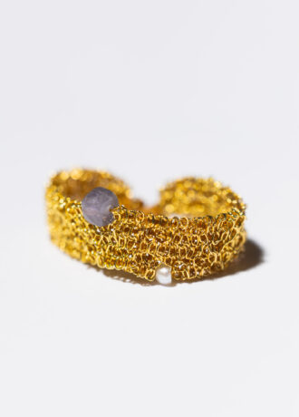 Gold-plated woven ring with iolite and freshwater pearl – limited edition