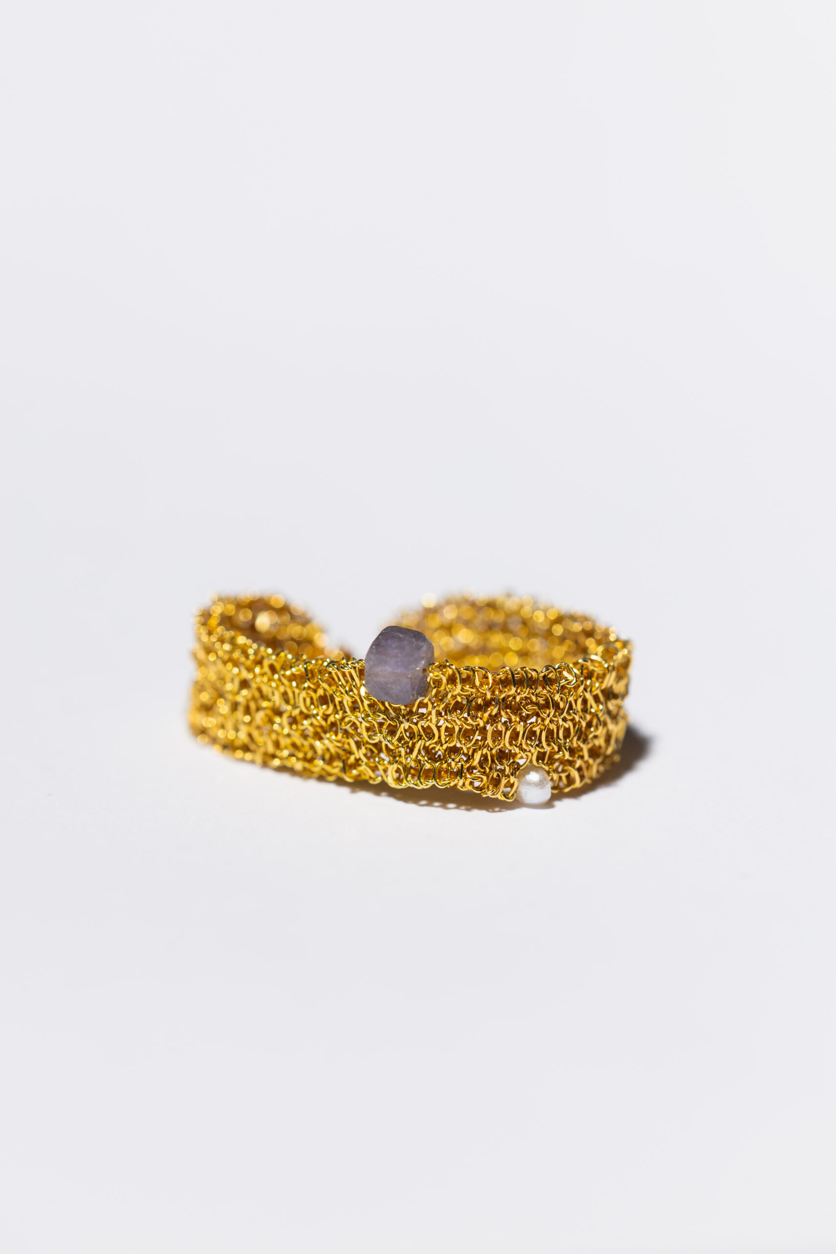 Gold-plated woven ring with iolite and freshwater pearl – limited edition - Image 3