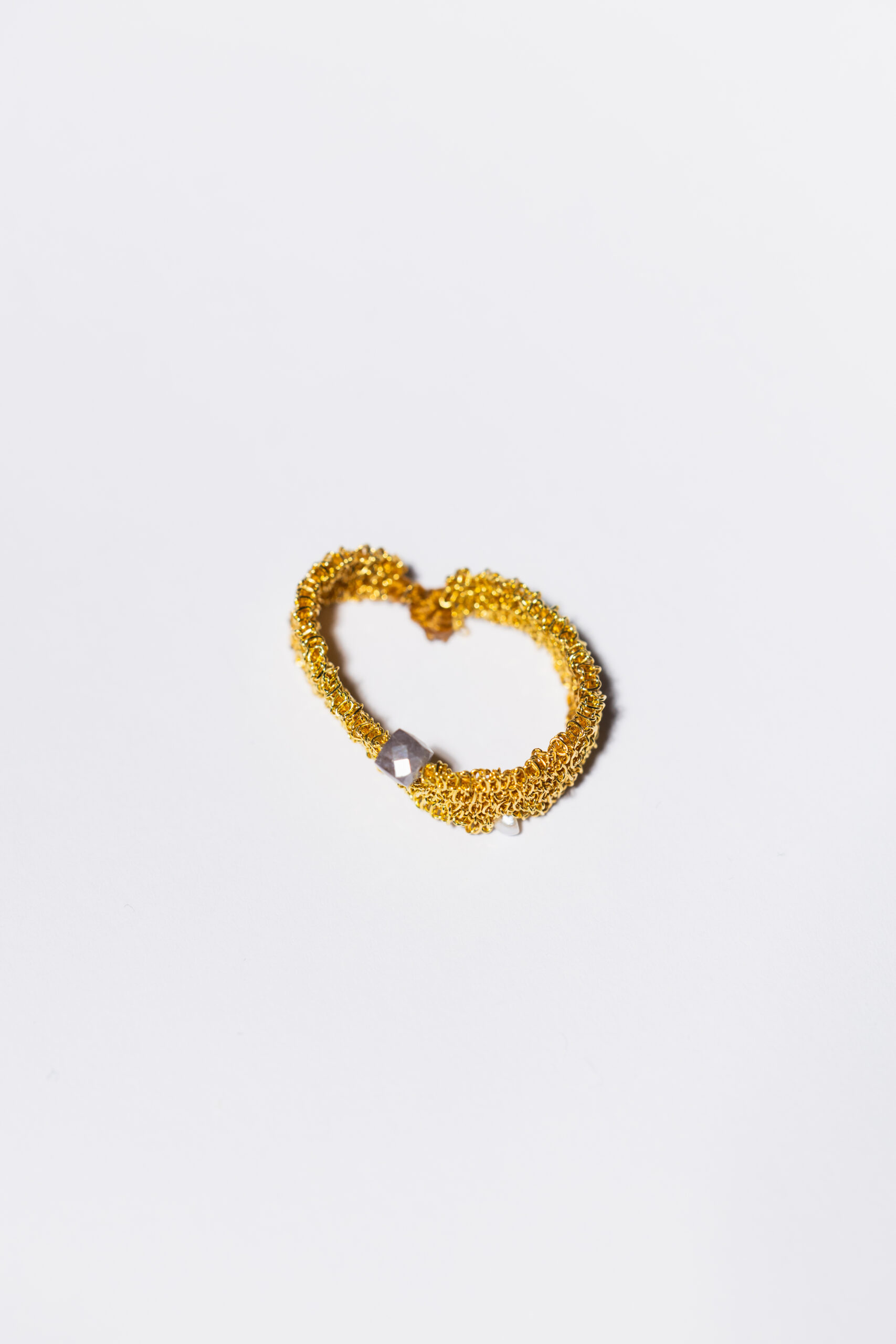 Gold-plated woven ring with iolite and freshwater pearl – limited edition - Image 4