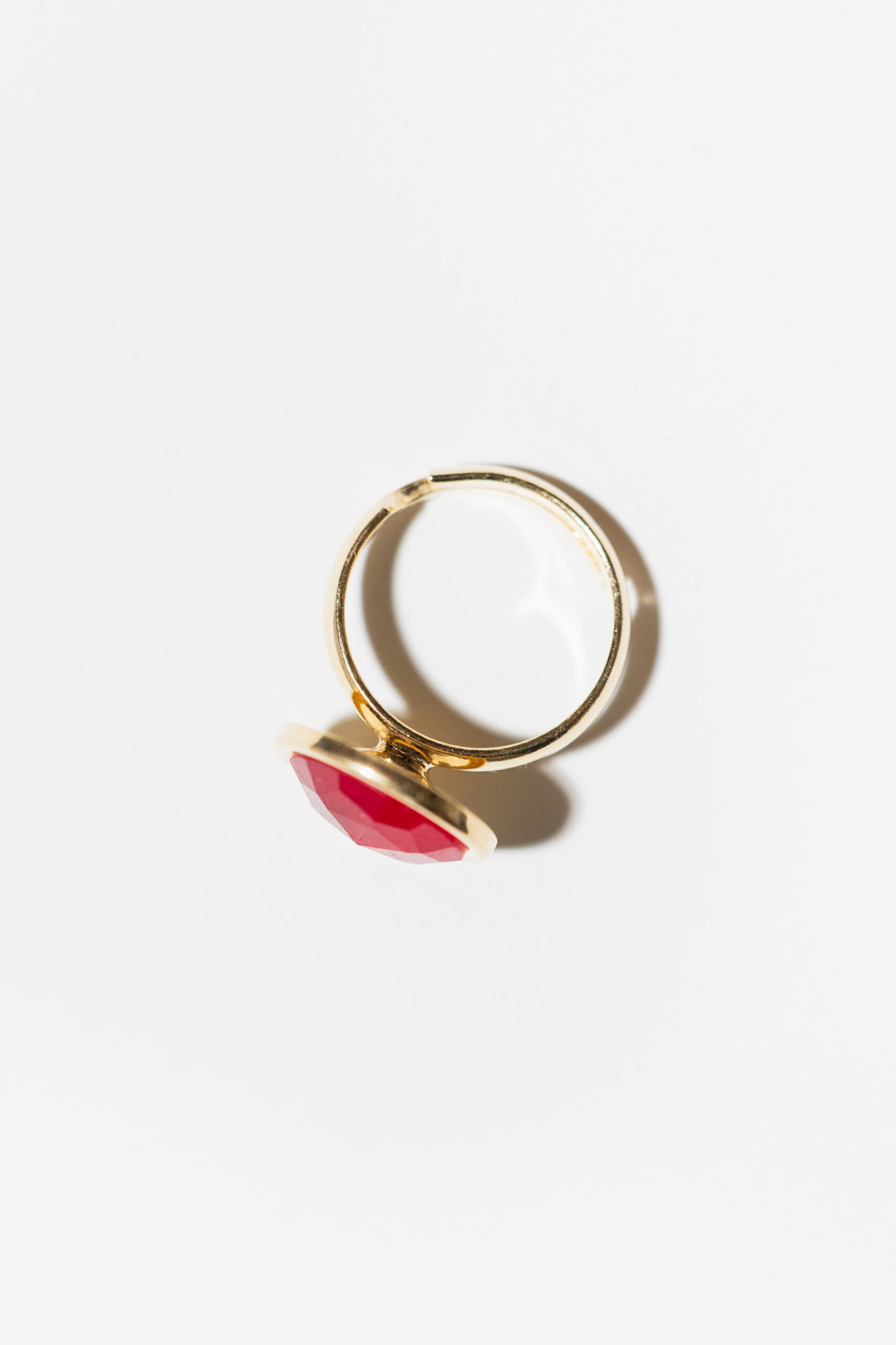 Pierścionek SOUL ICONS z fuksjowym chalcedonem w oprawie - obrazek 3