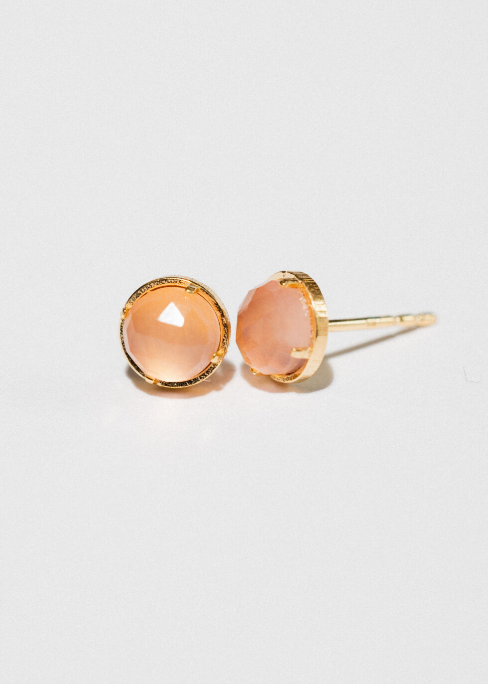 MAGIC PINS Earrings with peach agate MAGIC PINS Earrings with peach agate