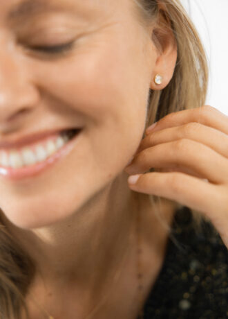 MAGIC PINS Earrings with moonstone